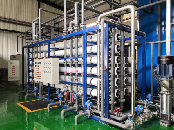 【川一股份】40T雙級反滲透+EDI除鹽水設備安裝調試